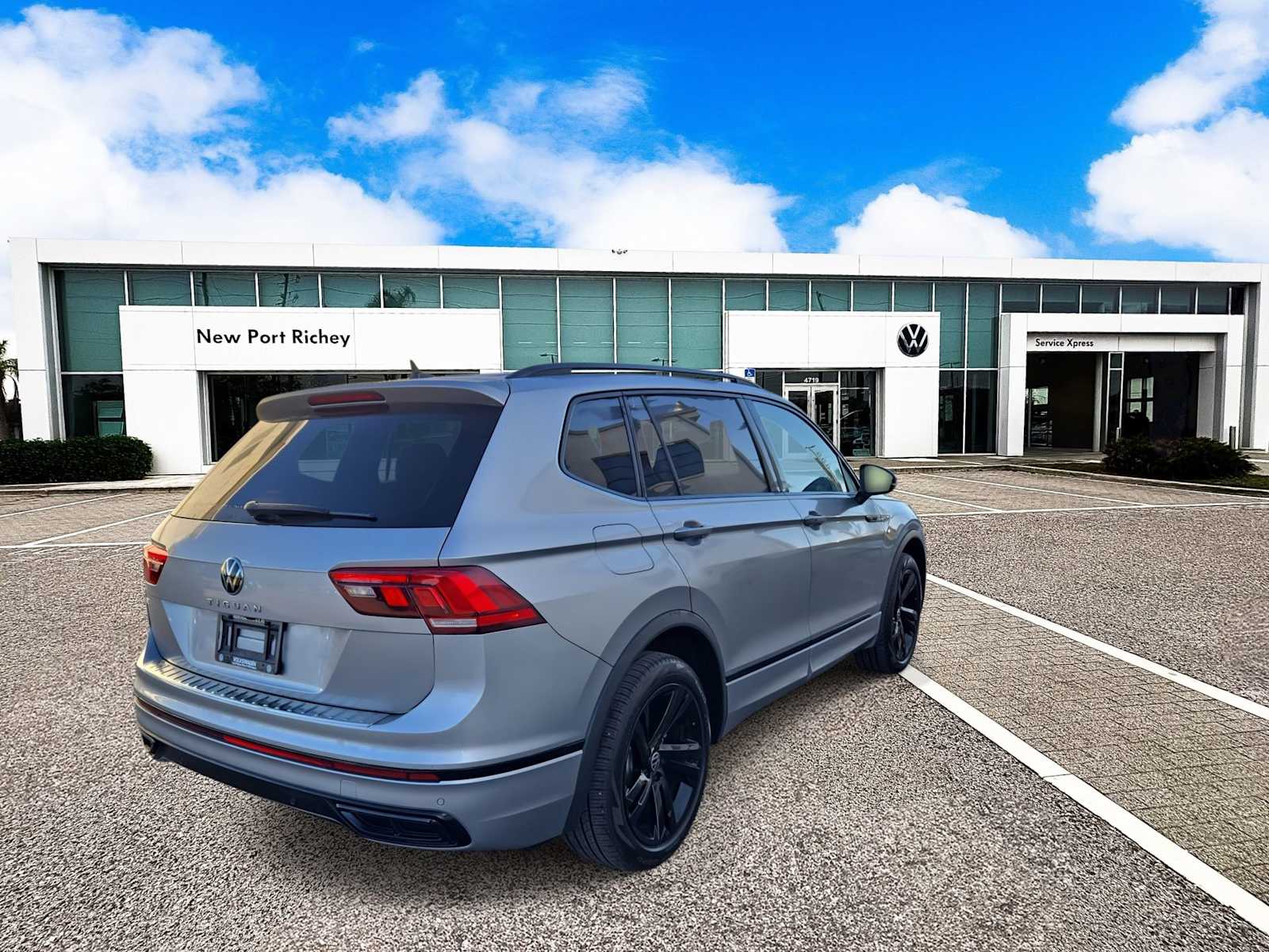 Thumbnail: 2023 Volkswagen Tiguan - 8