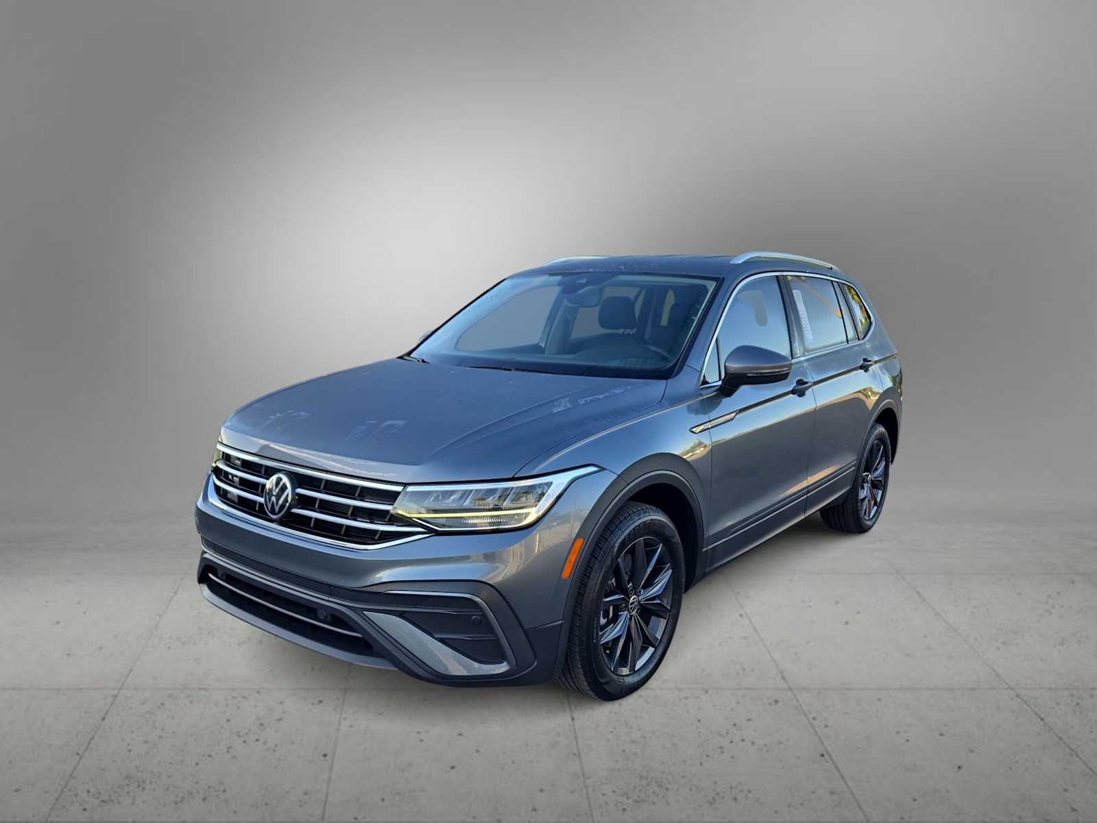 Thumbnail: 2023 Volkswagen Tiguan - 4