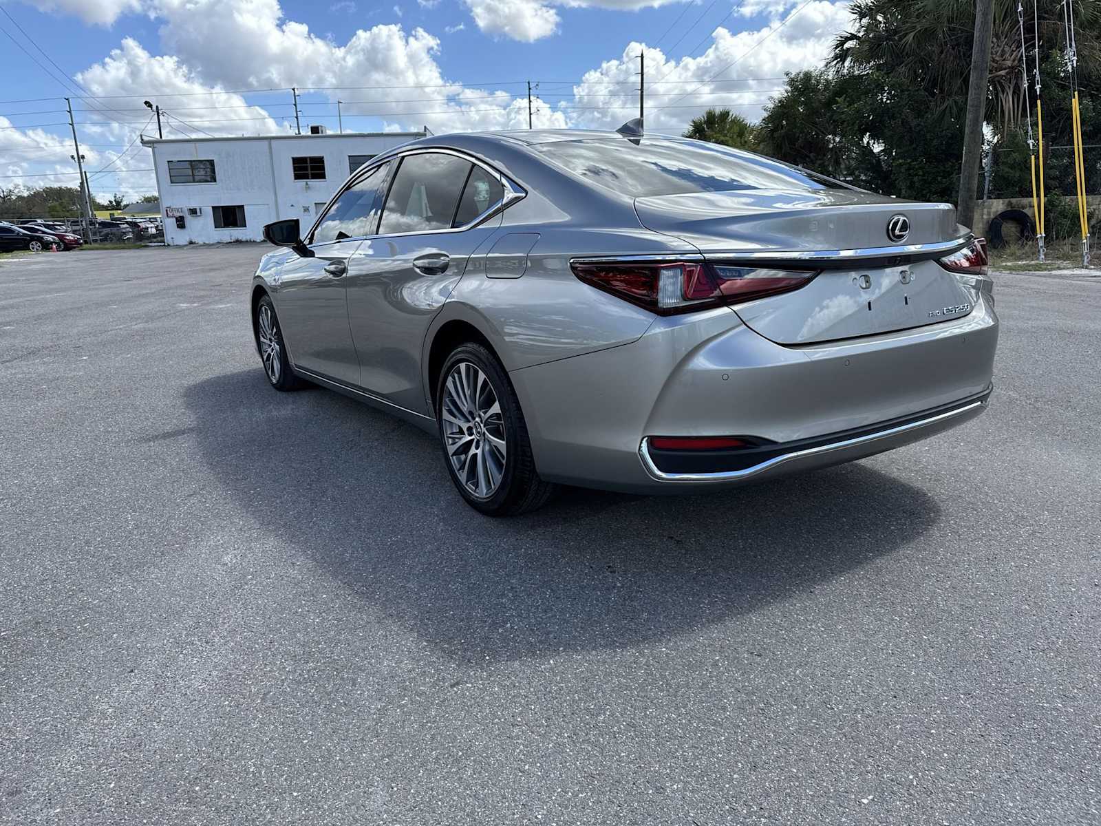 Thumbnail: 2021 Lexus ES - 4