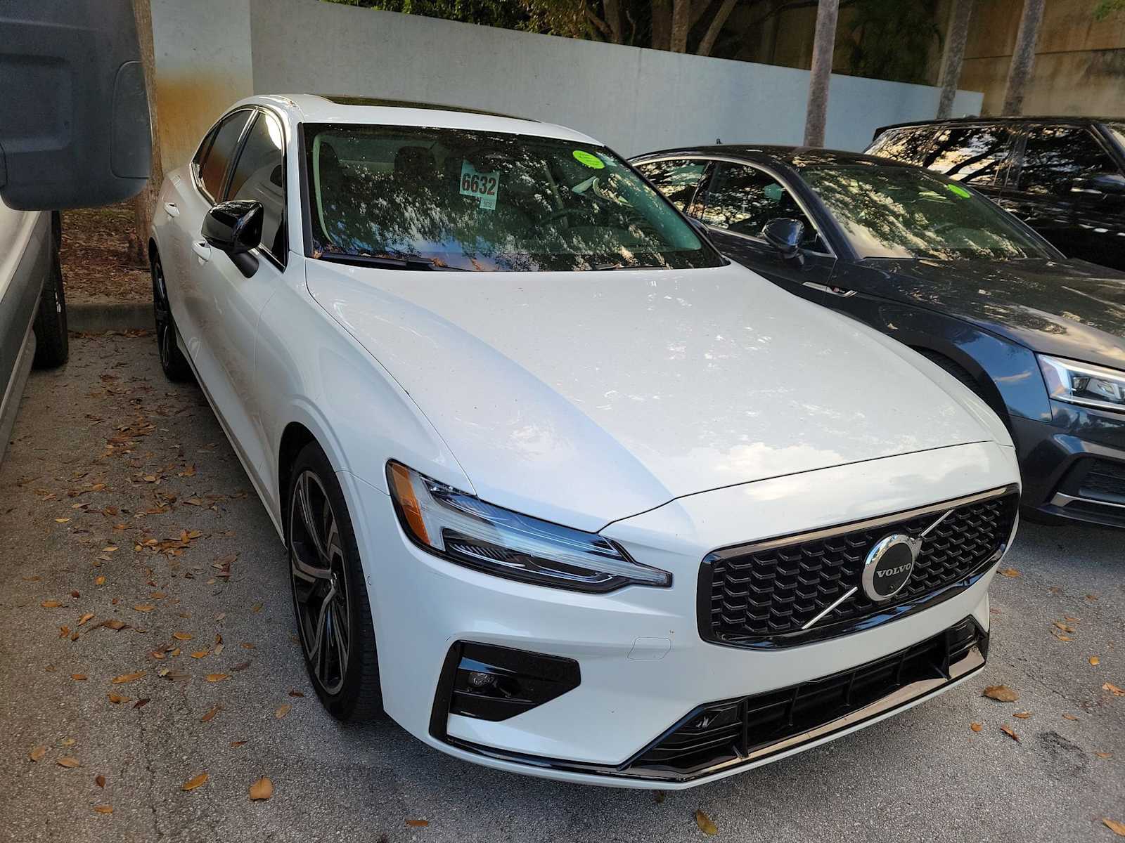 Thumbnail: 2023 Volvo S60 - 10