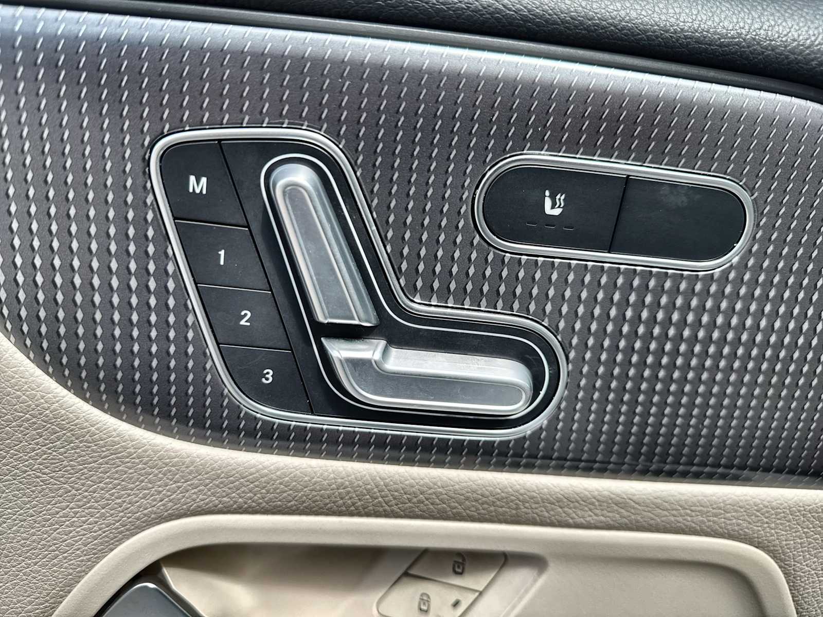 Thumbnail: 2022 Mercedes-Benz GLB - 17