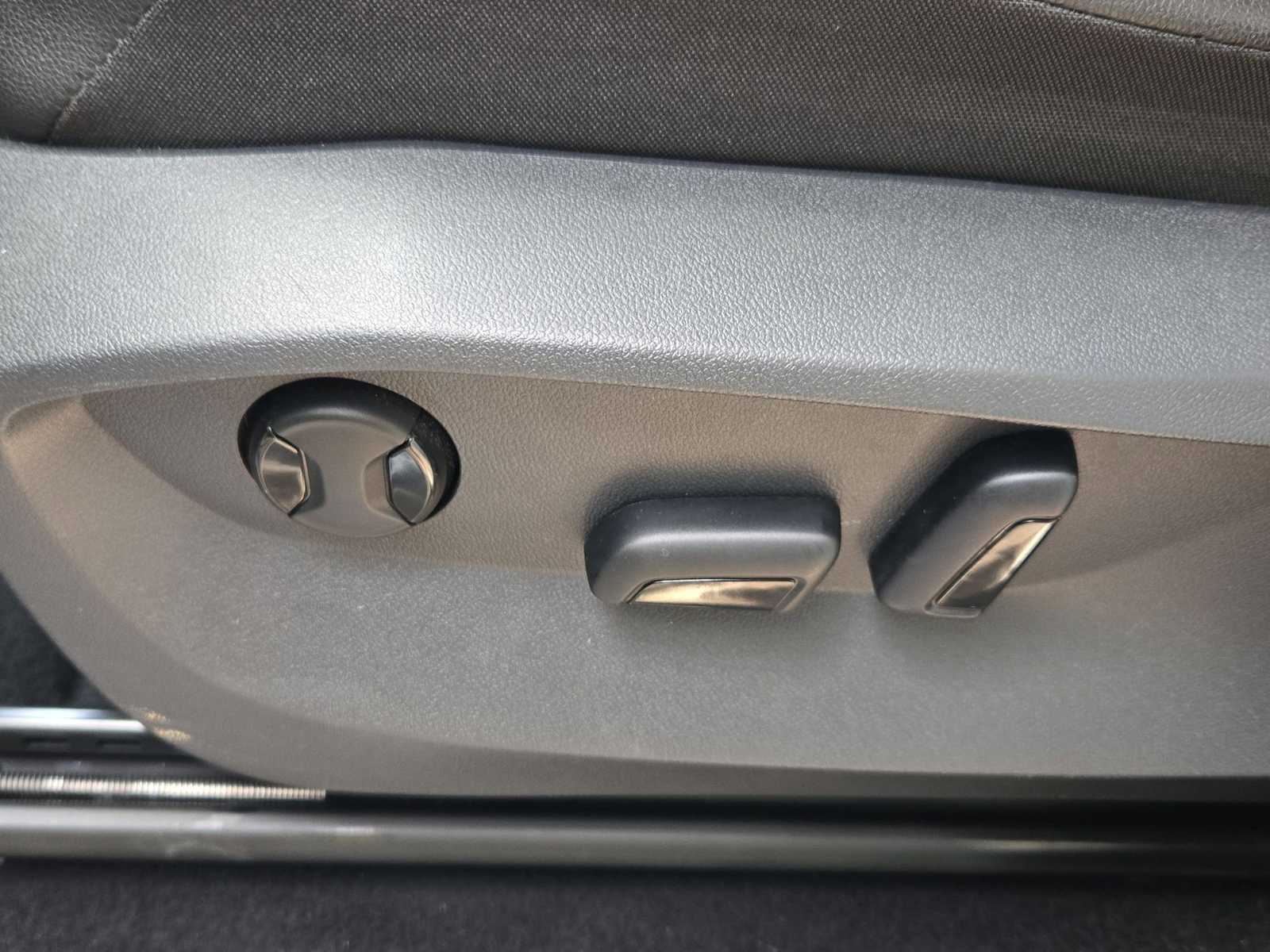 Thumbnail: 2022 Volkswagen Tiguan - 18