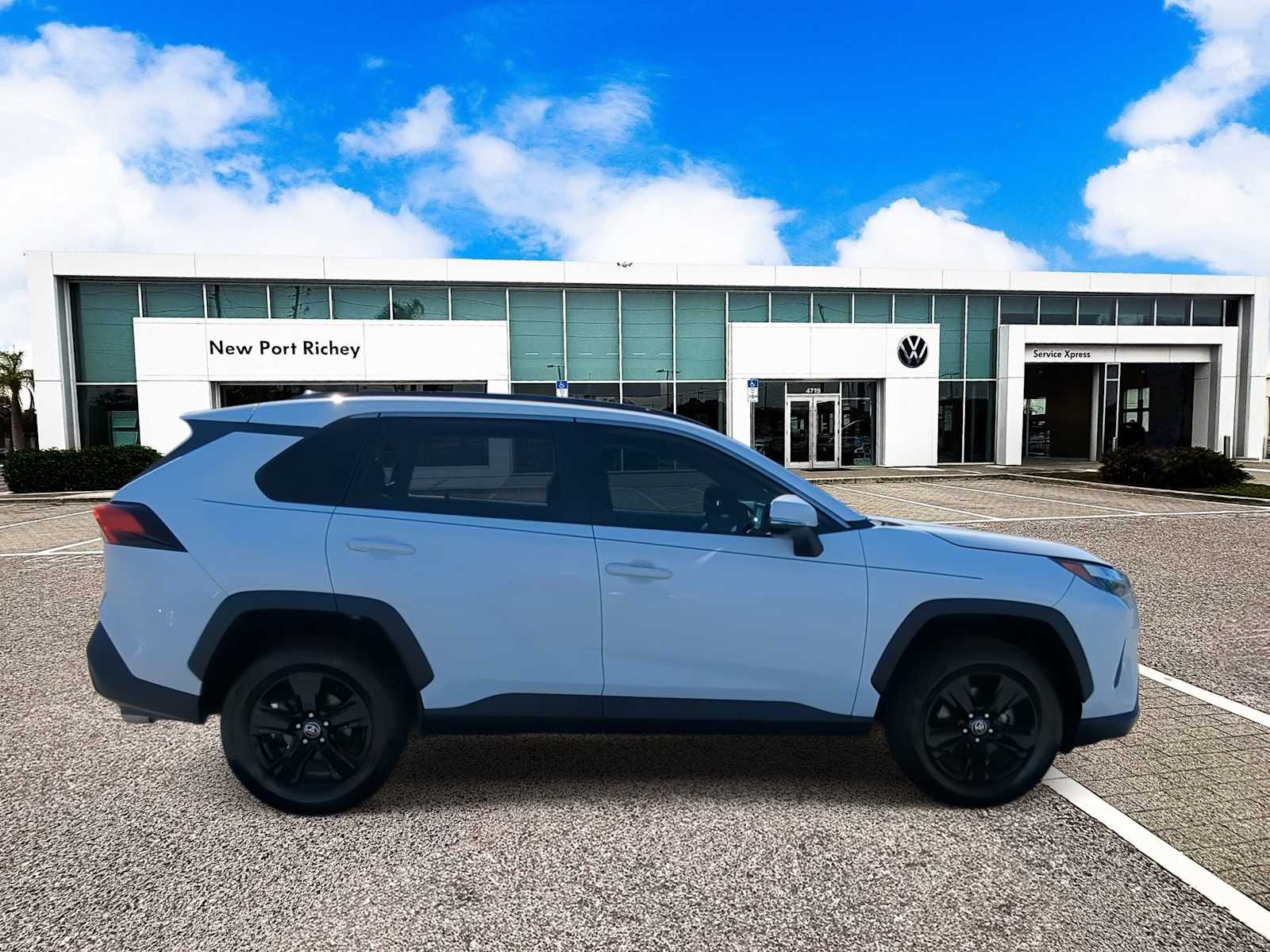 Thumbnail: 2022 Toyota RAV4 - 9