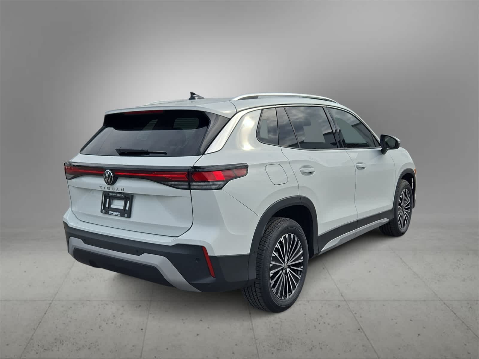 Thumbnail: 2025 Volkswagen Tiguan - 8