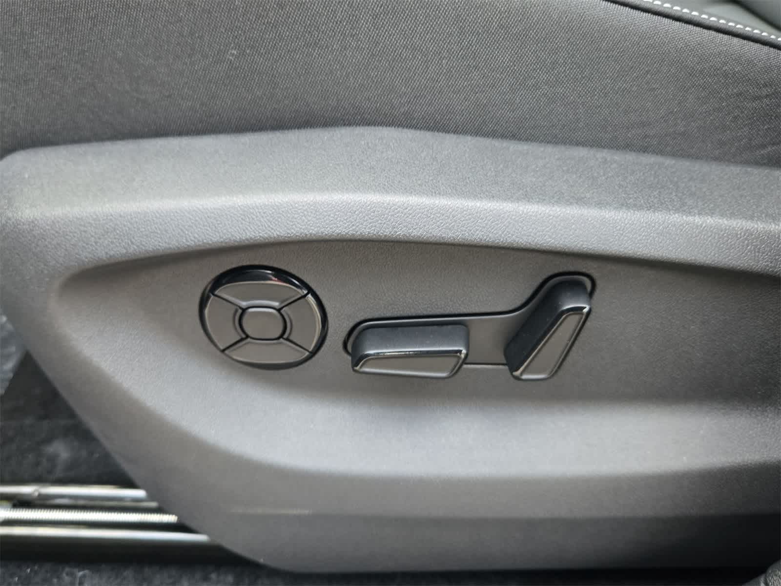 Thumbnail: 2025 Volkswagen Tiguan - 18