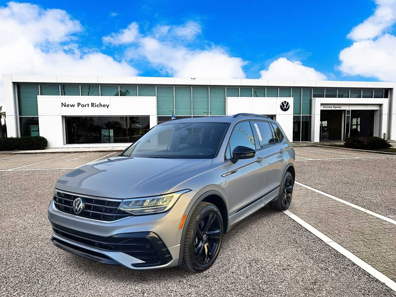 Thumbnail: 2023 Volkswagen Tiguan - 4