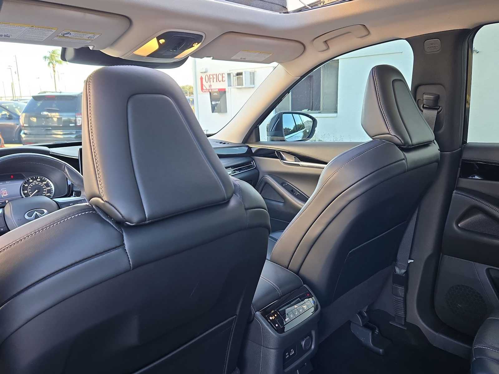 Thumbnail: 2024 INFINITI QX60 - 18