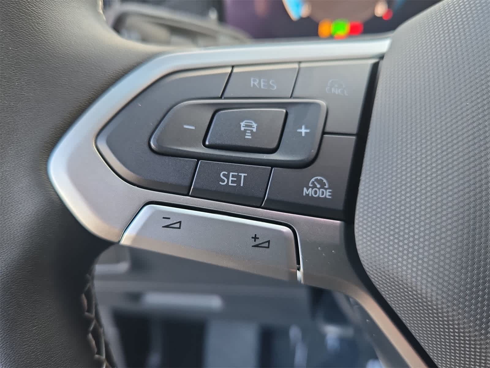 Thumbnail: 2025 Volkswagen Tiguan - 24