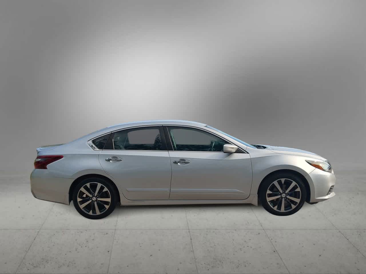 Thumbnail: 2017 Nissan Altima - 9