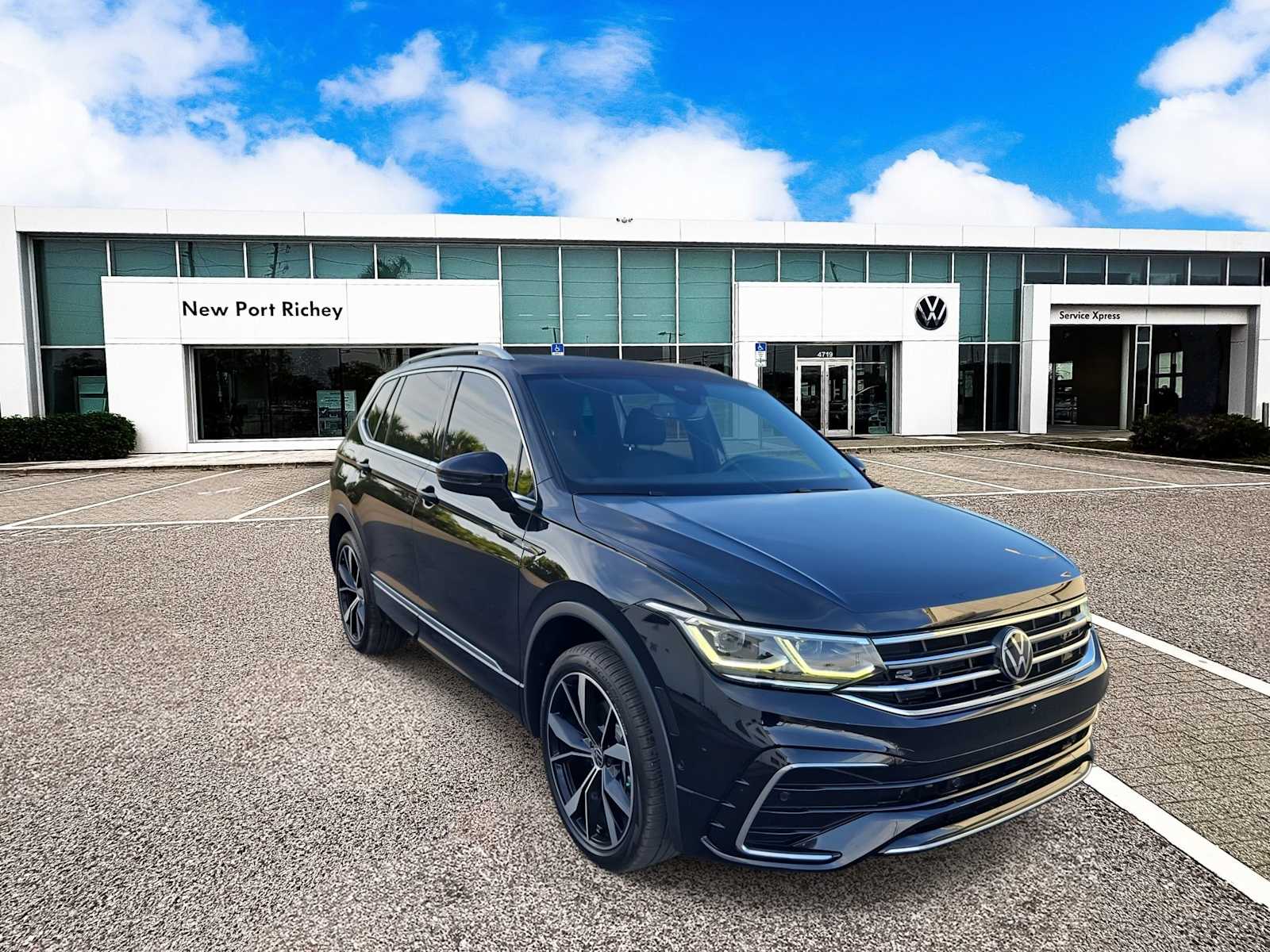 Thumbnail: 2023 Volkswagen Tiguan - 2