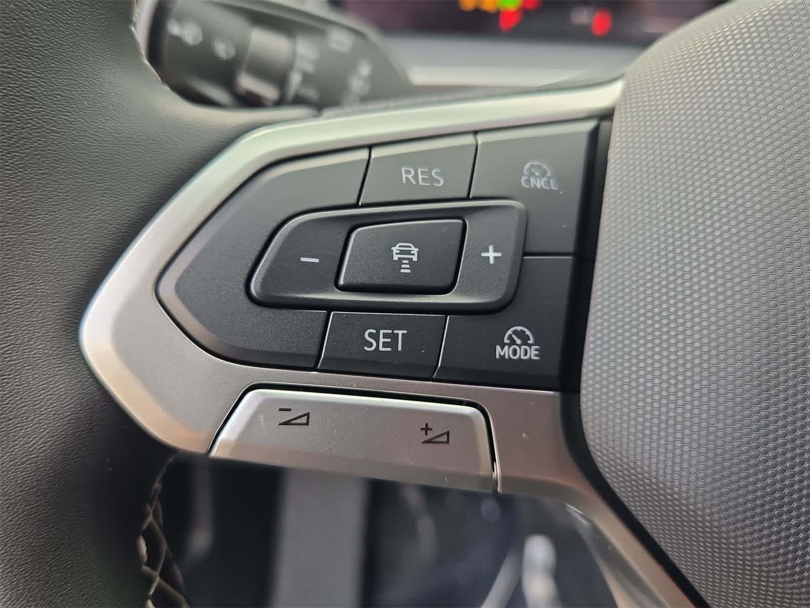 Thumbnail: 2025 Volkswagen Tiguan - 24