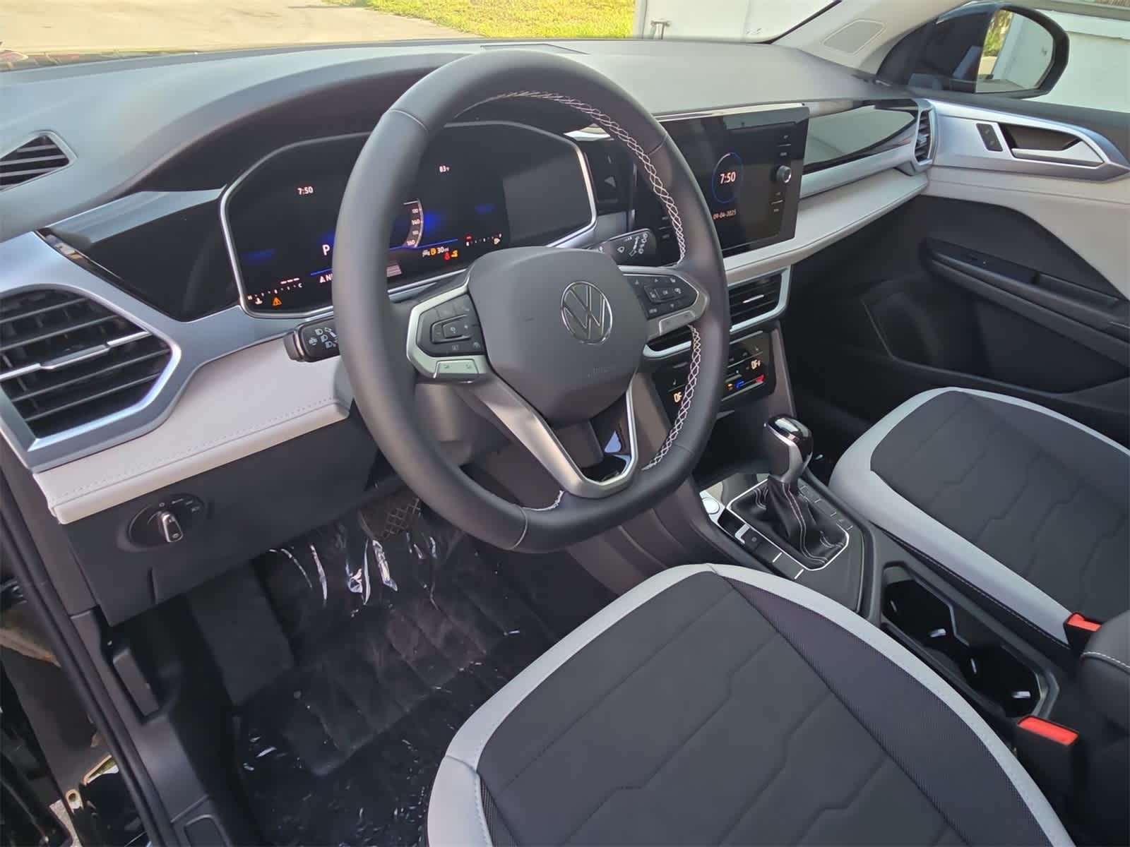 Thumbnail: 2025 Volkswagen Taos - 10