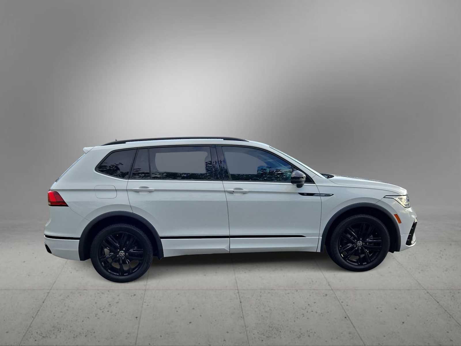 Thumbnail: 2022 Volkswagen Tiguan - 9
