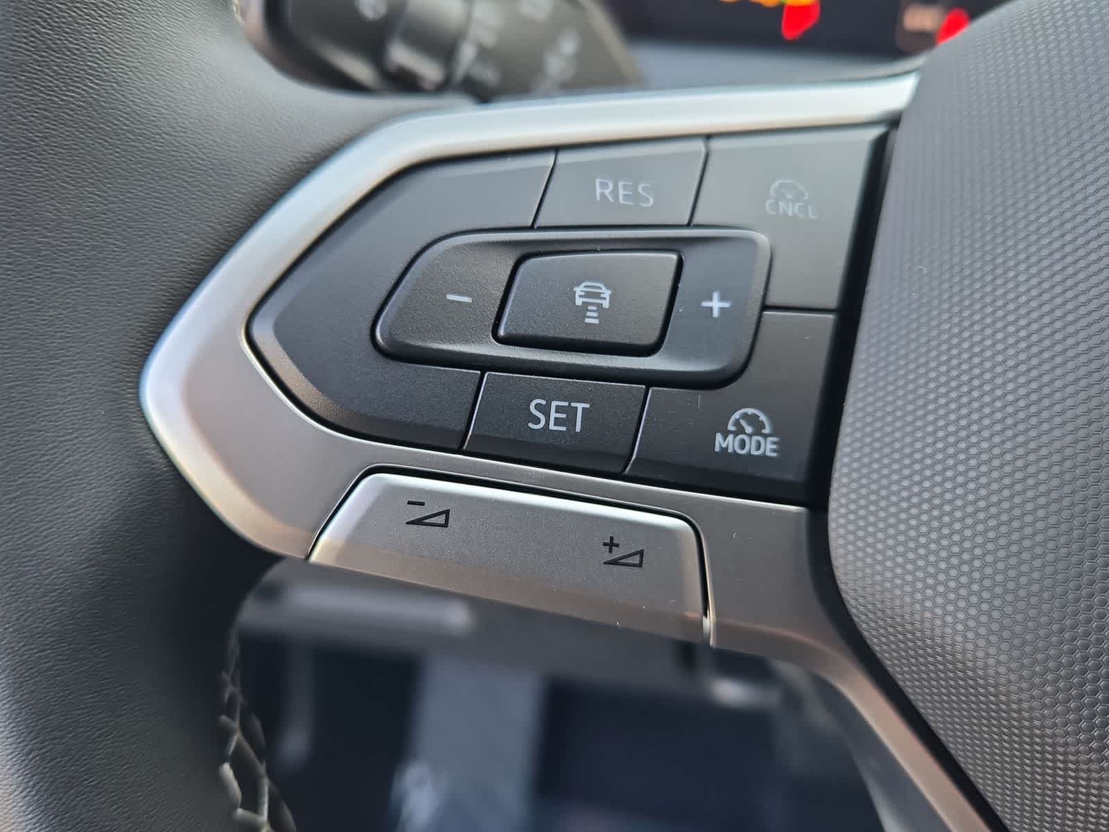 Thumbnail: 2025 Volkswagen Tiguan - 24