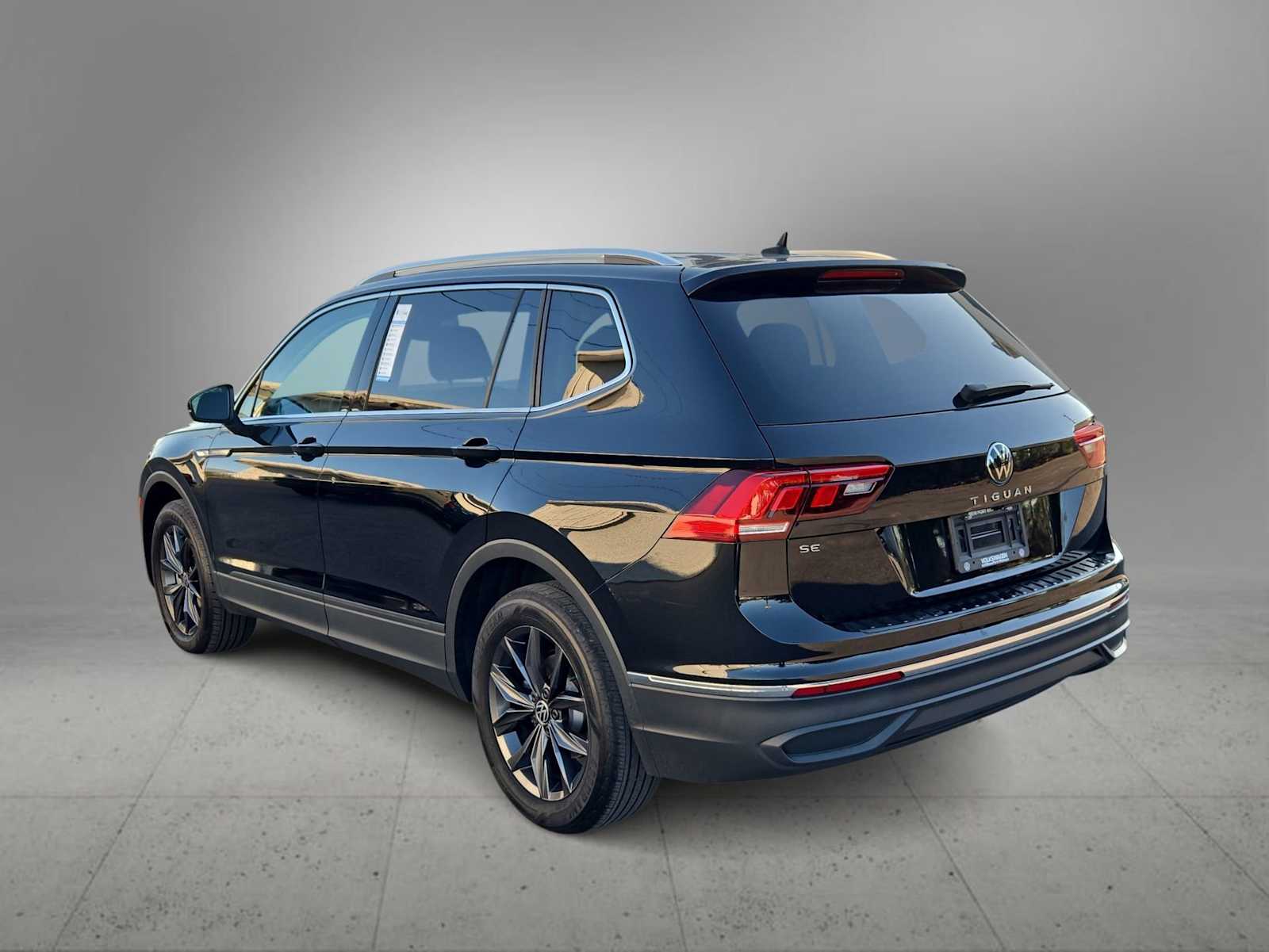 Thumbnail: 2023 Volkswagen Tiguan - 6