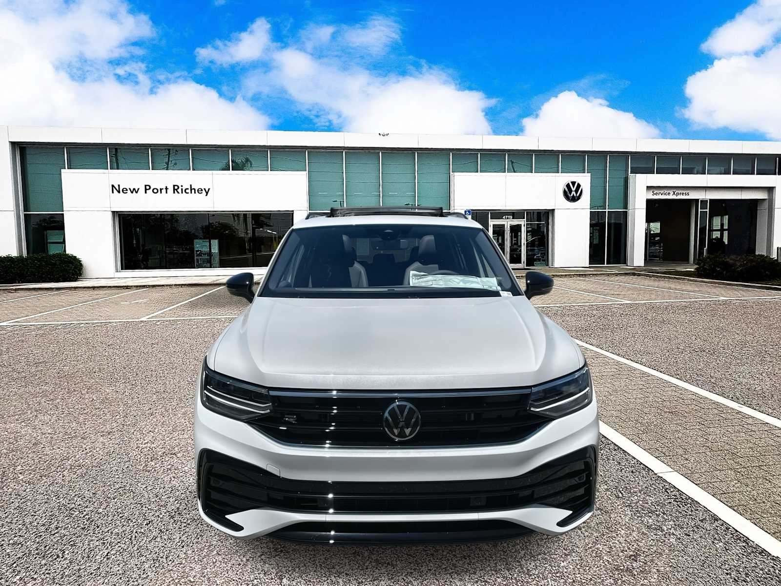 Thumbnail: 2023 Volkswagen Tiguan - 9