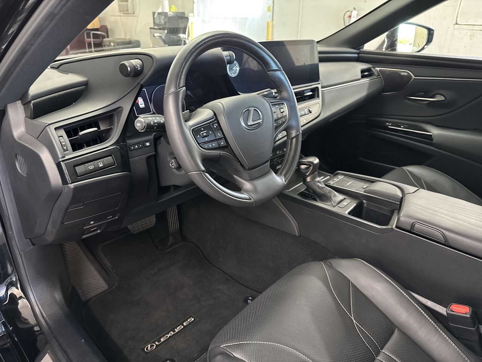 Thumbnail: 2022 Lexus ES - 2