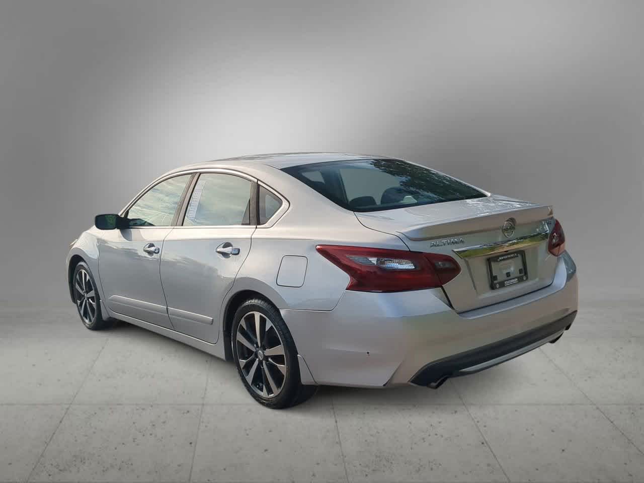 Thumbnail: 2017 Nissan Altima - 6