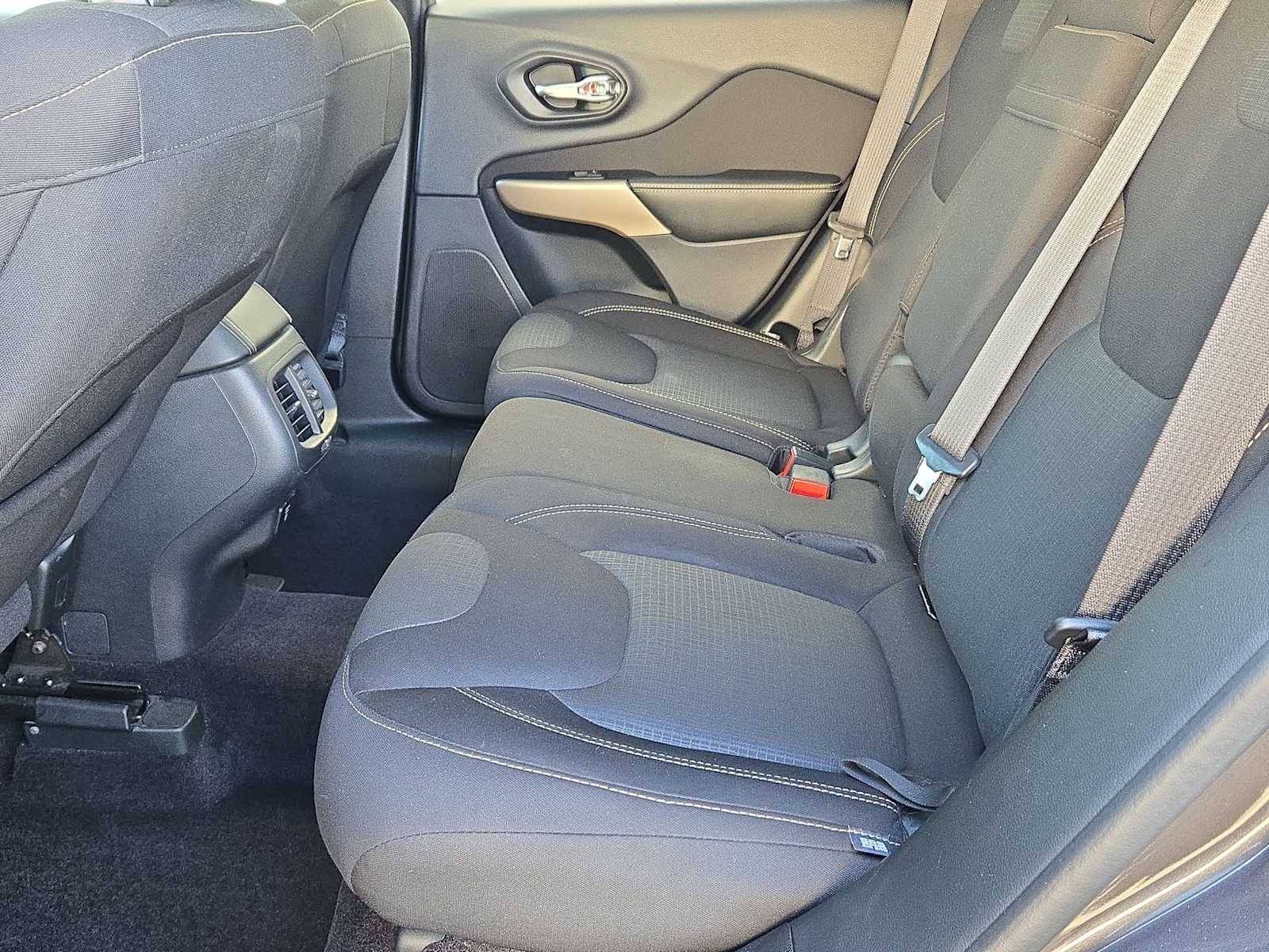 Thumbnail: 2017 Jeep Cherokee - 19