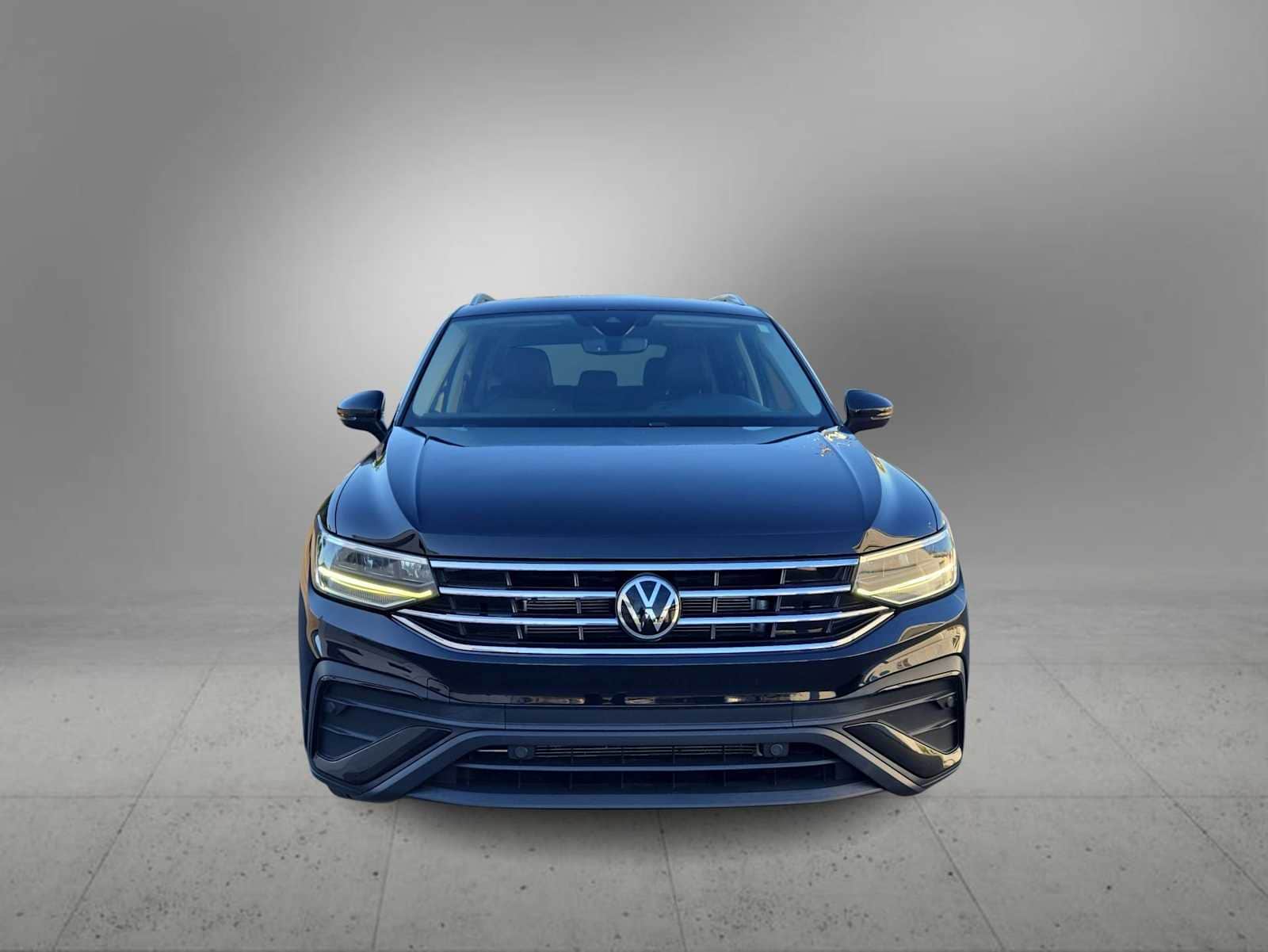 Thumbnail: 2023 Volkswagen Tiguan - 3