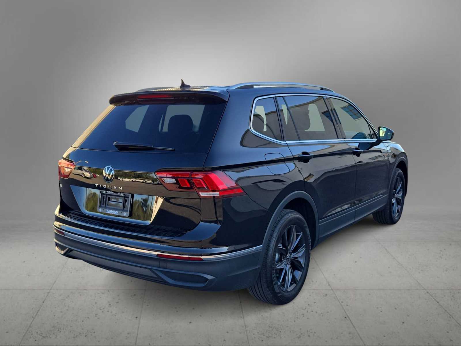 Thumbnail: 2023 Volkswagen Tiguan - 8