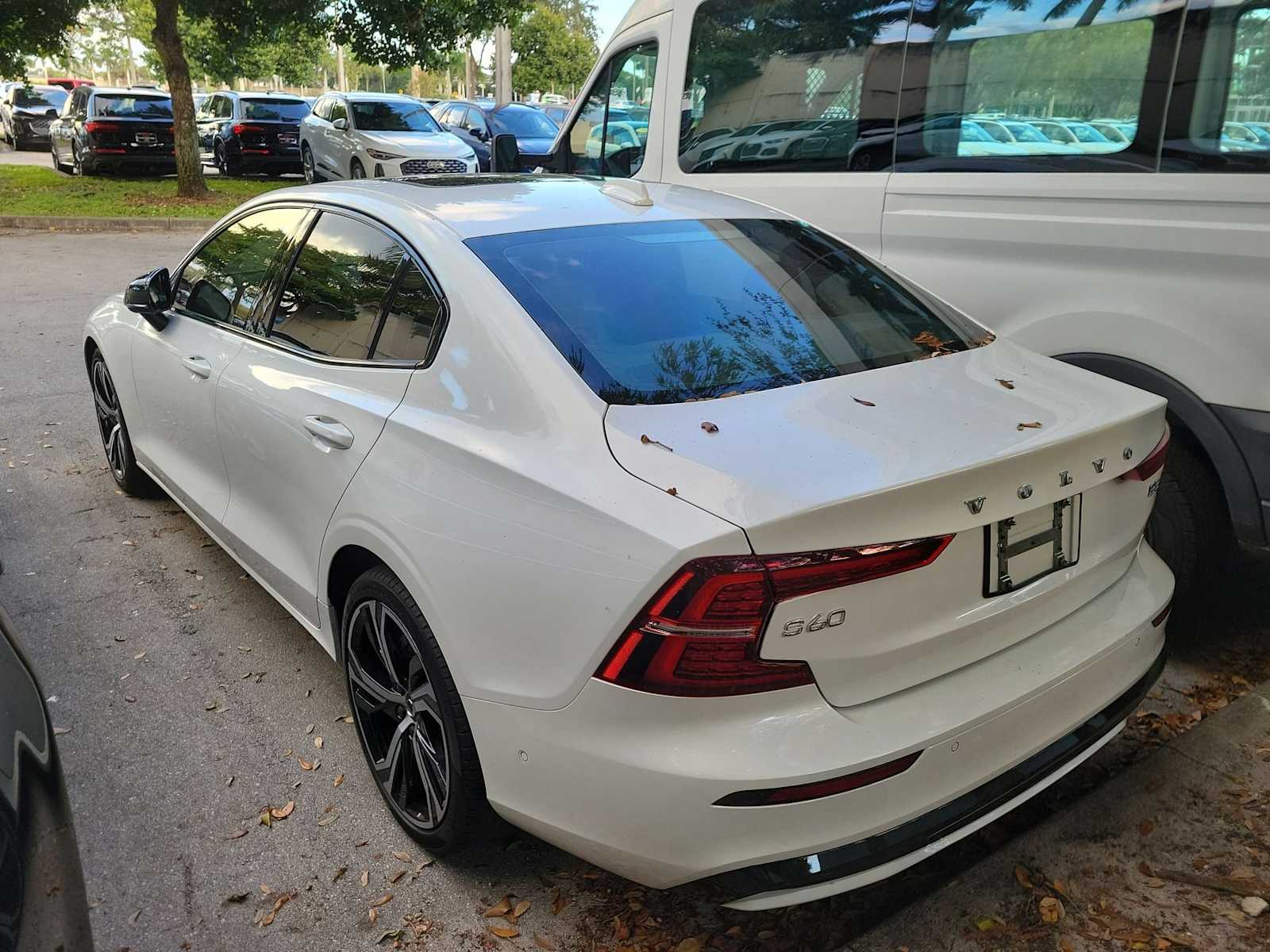 Thumbnail: 2023 Volvo S60 - 17