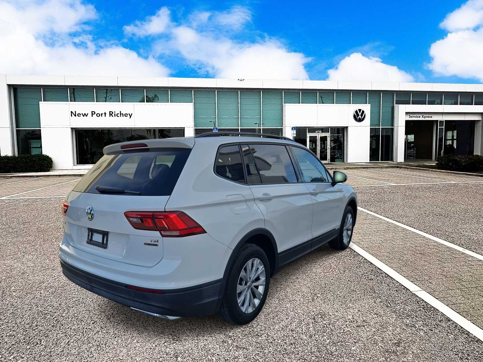 Thumbnail: 2018 Volkswagen Tiguan - 8