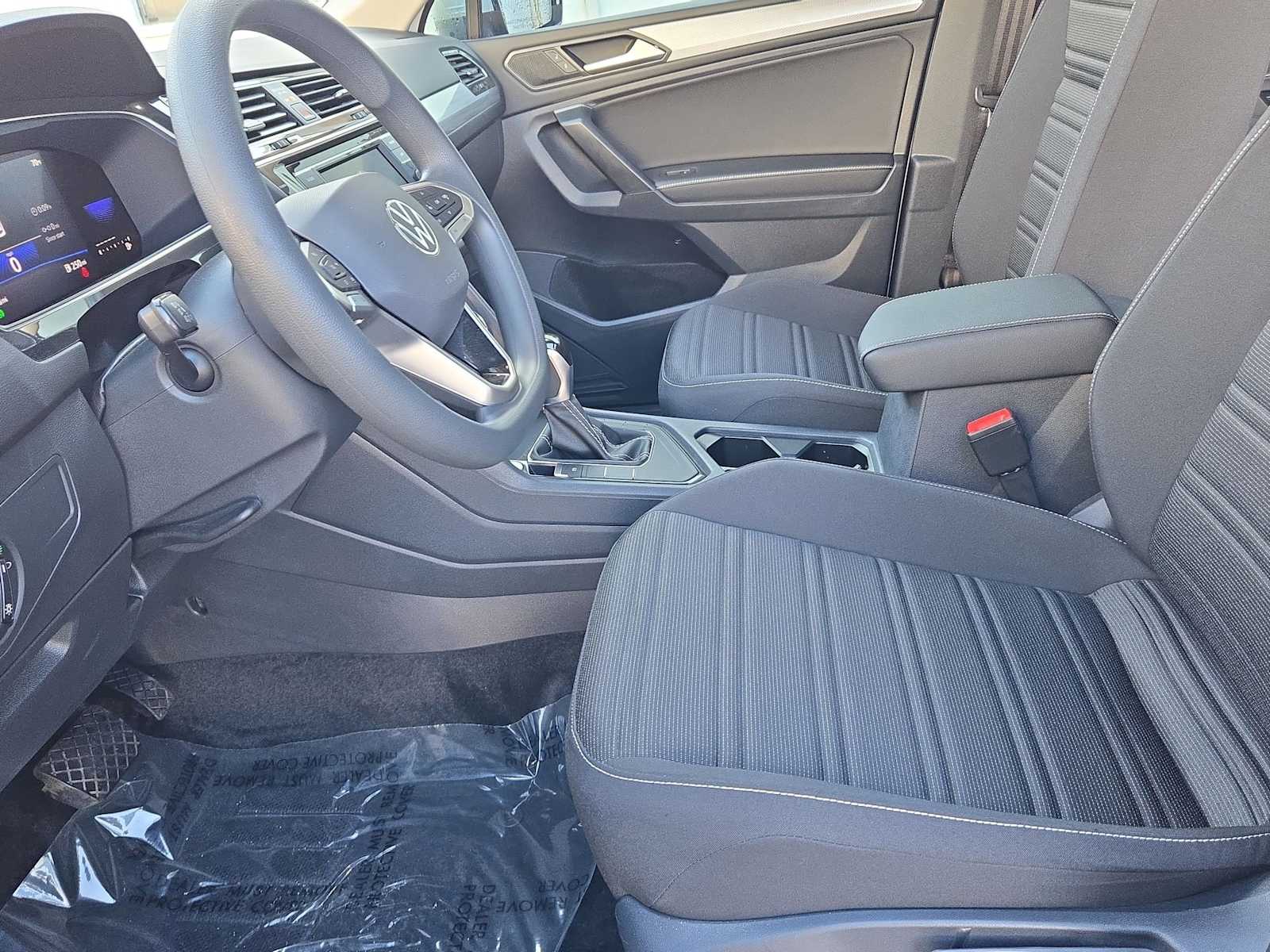 Thumbnail: 2023 Volkswagen Tiguan - 17