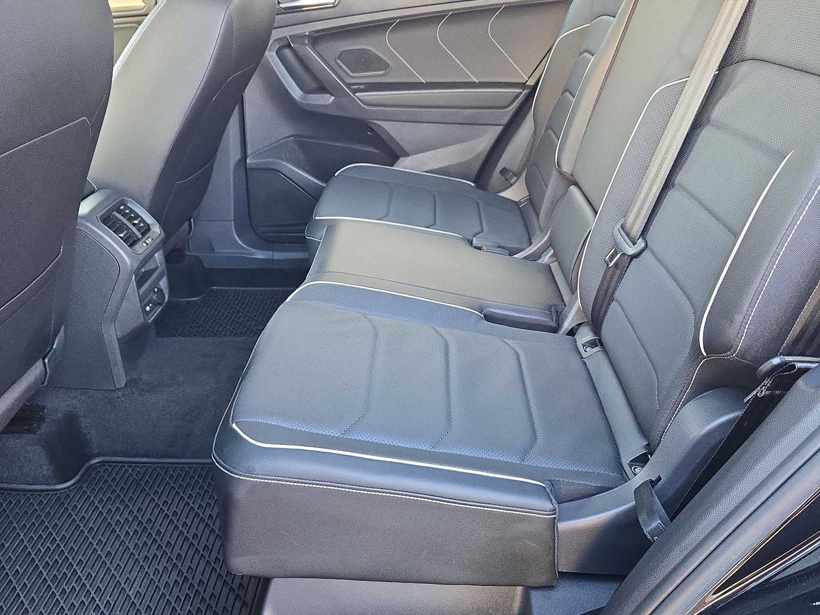 Thumbnail: 2023 Volkswagen Tiguan - 18