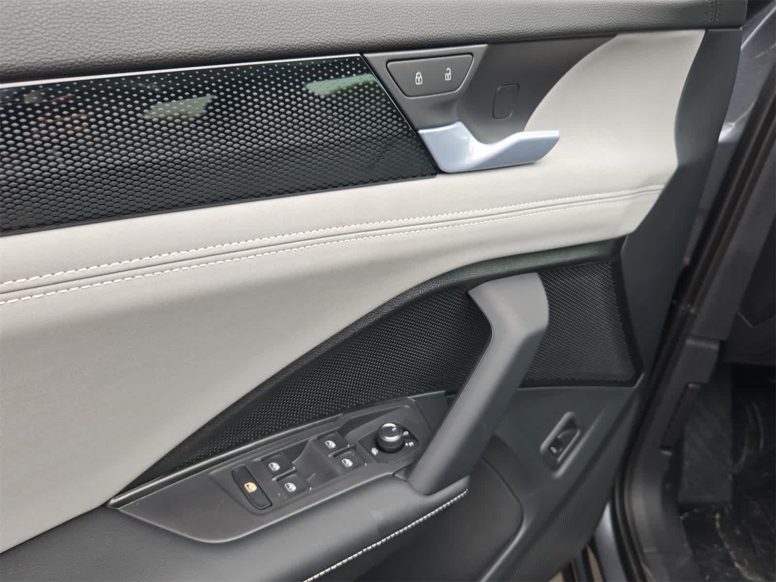 Thumbnail: 2025 Volkswagen Tiguan - 37