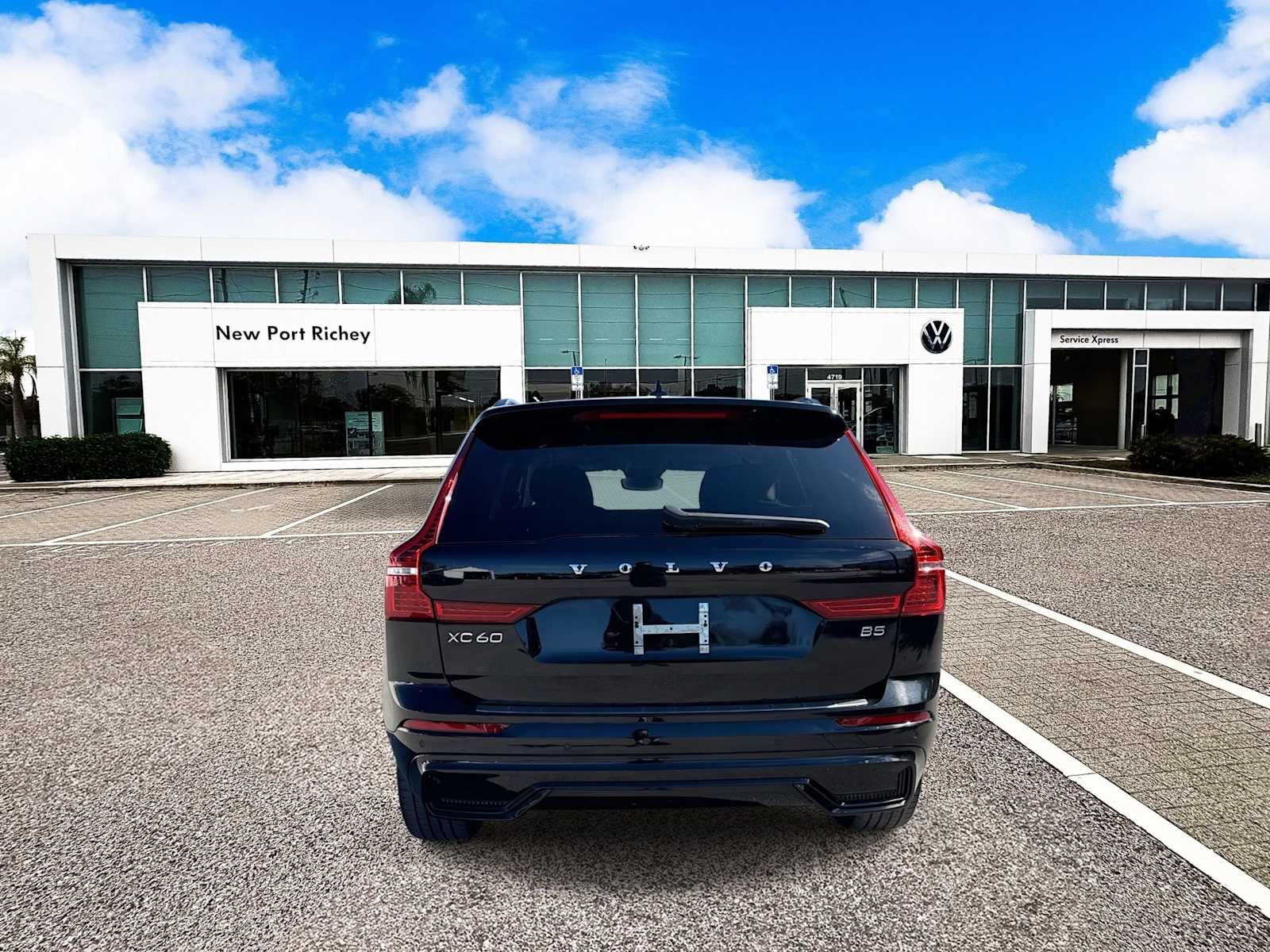 Thumbnail: 2023 Volvo XC60 - 7