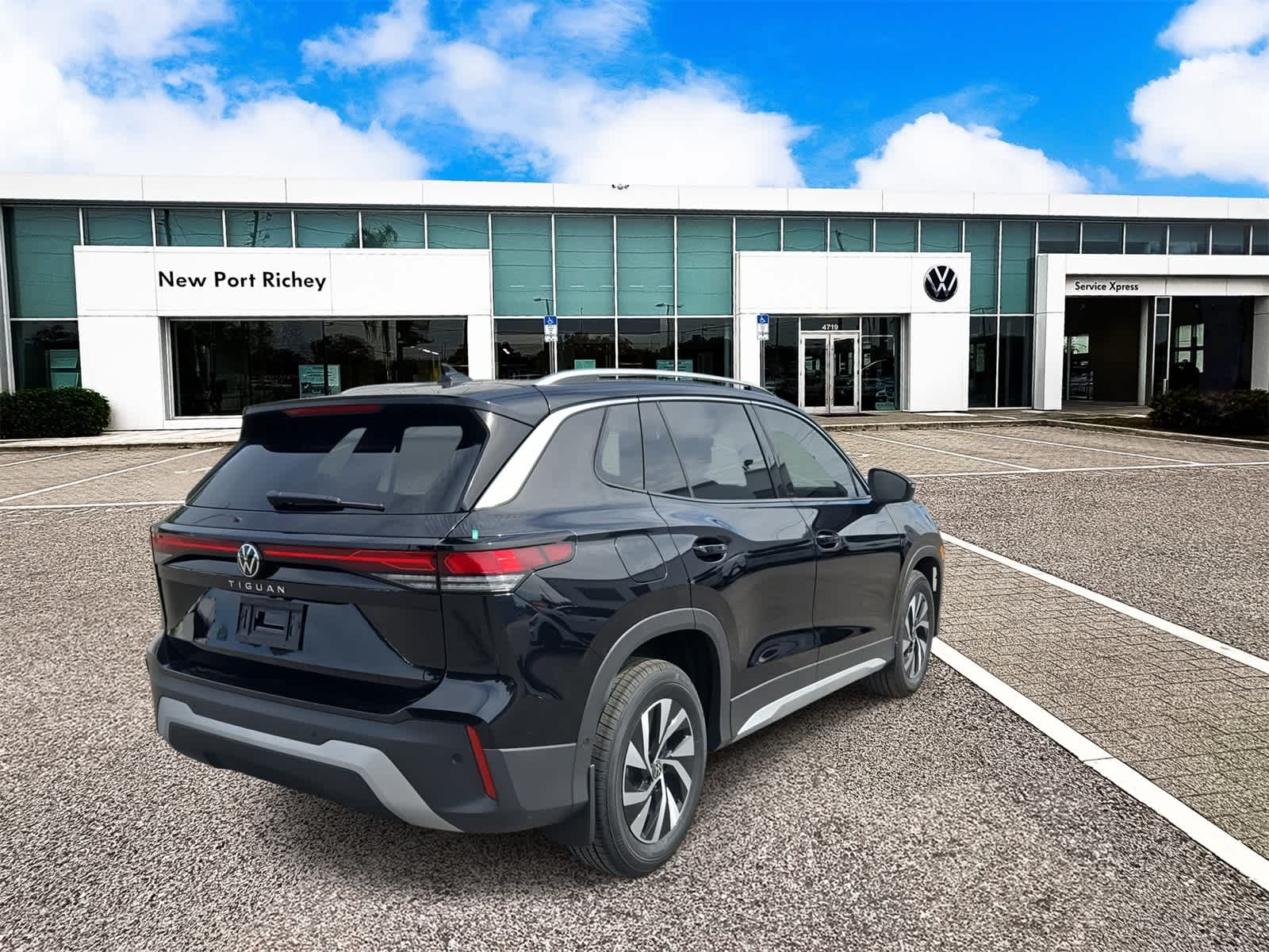 Thumbnail: 2025 Volkswagen Tiguan - 8