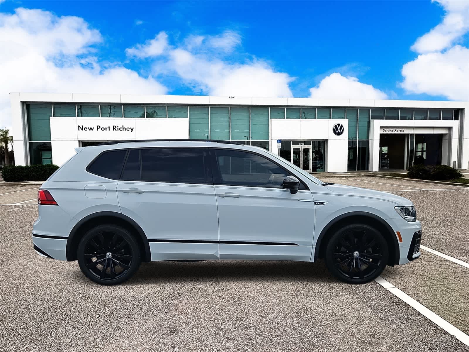 Thumbnail: 2021 Volkswagen Tiguan - 14