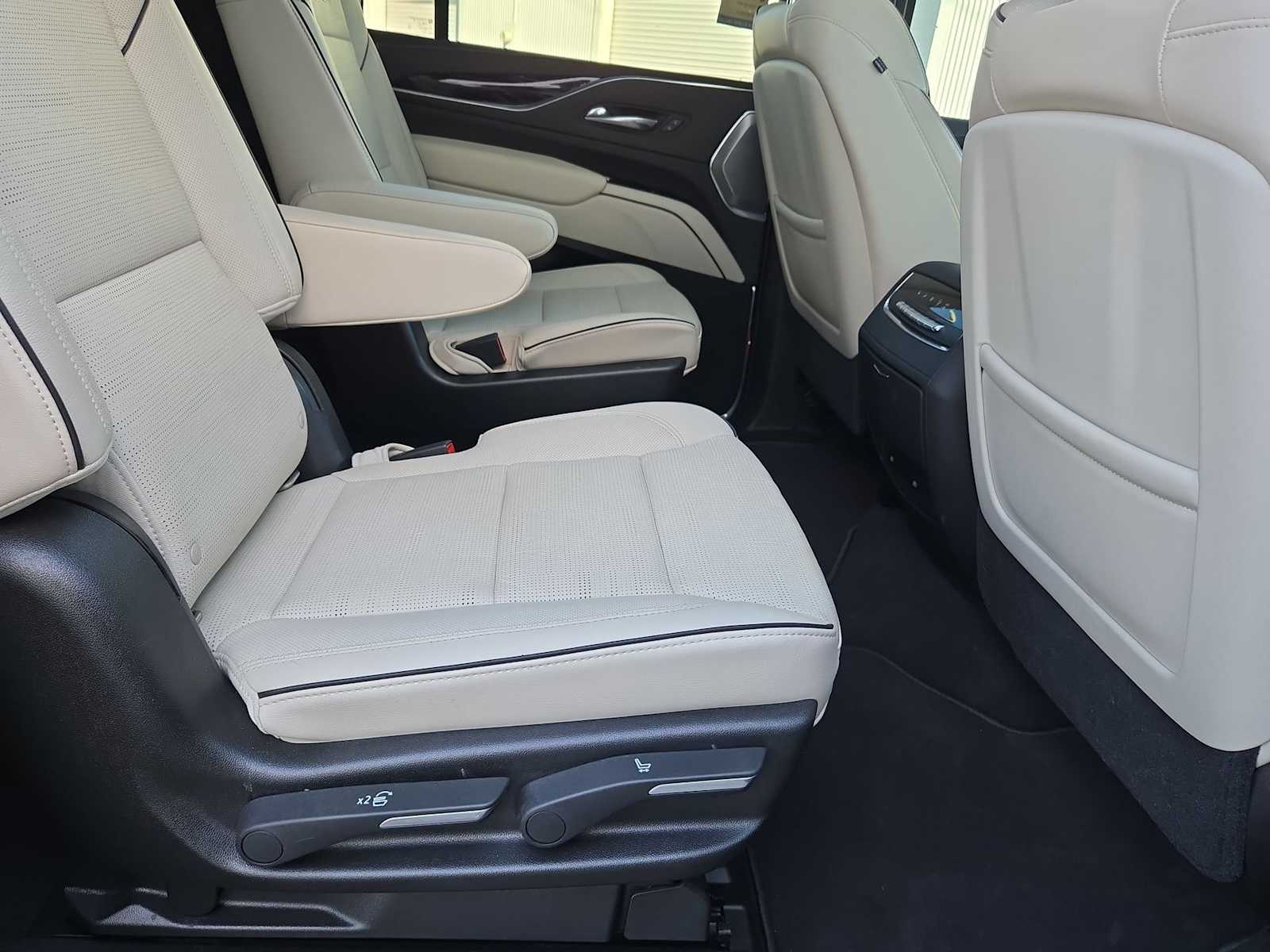 Thumbnail: 2021 Cadillac Escalade - 21