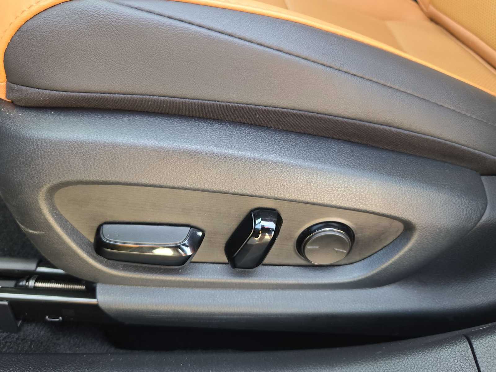 Thumbnail: 2022 Lexus ES - 18