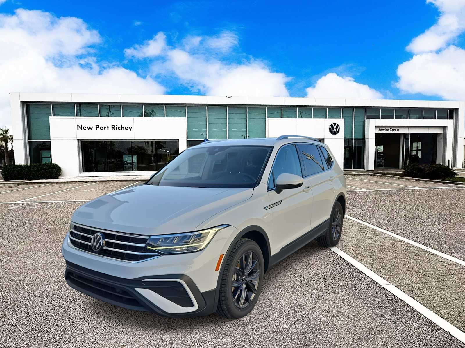 Thumbnail: 2022 Volkswagen Tiguan - 4