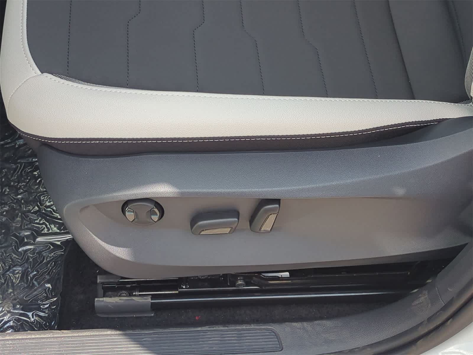 Thumbnail: 2025 Volkswagen Taos - 18