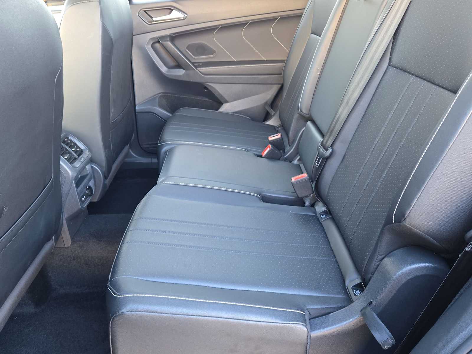 Thumbnail: 2023 Volkswagen Tiguan - 18