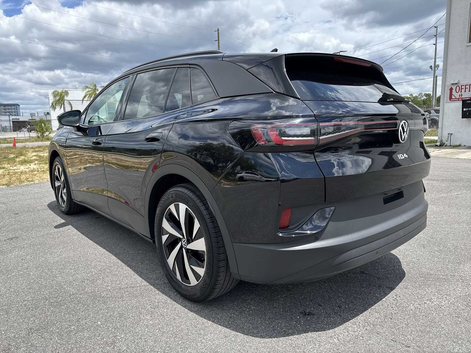 Thumbnail: 2023 Volkswagen ID.4 - 4