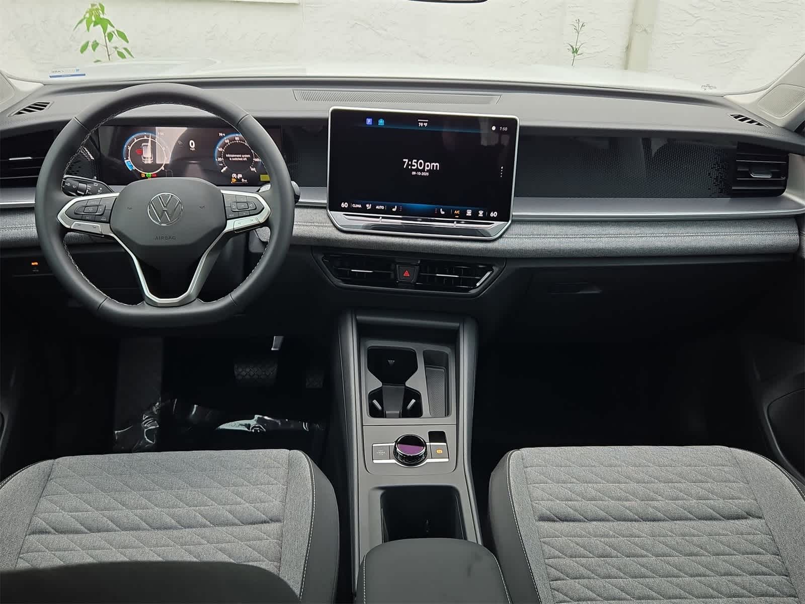 Thumbnail: 2025 Volkswagen Tiguan - 16