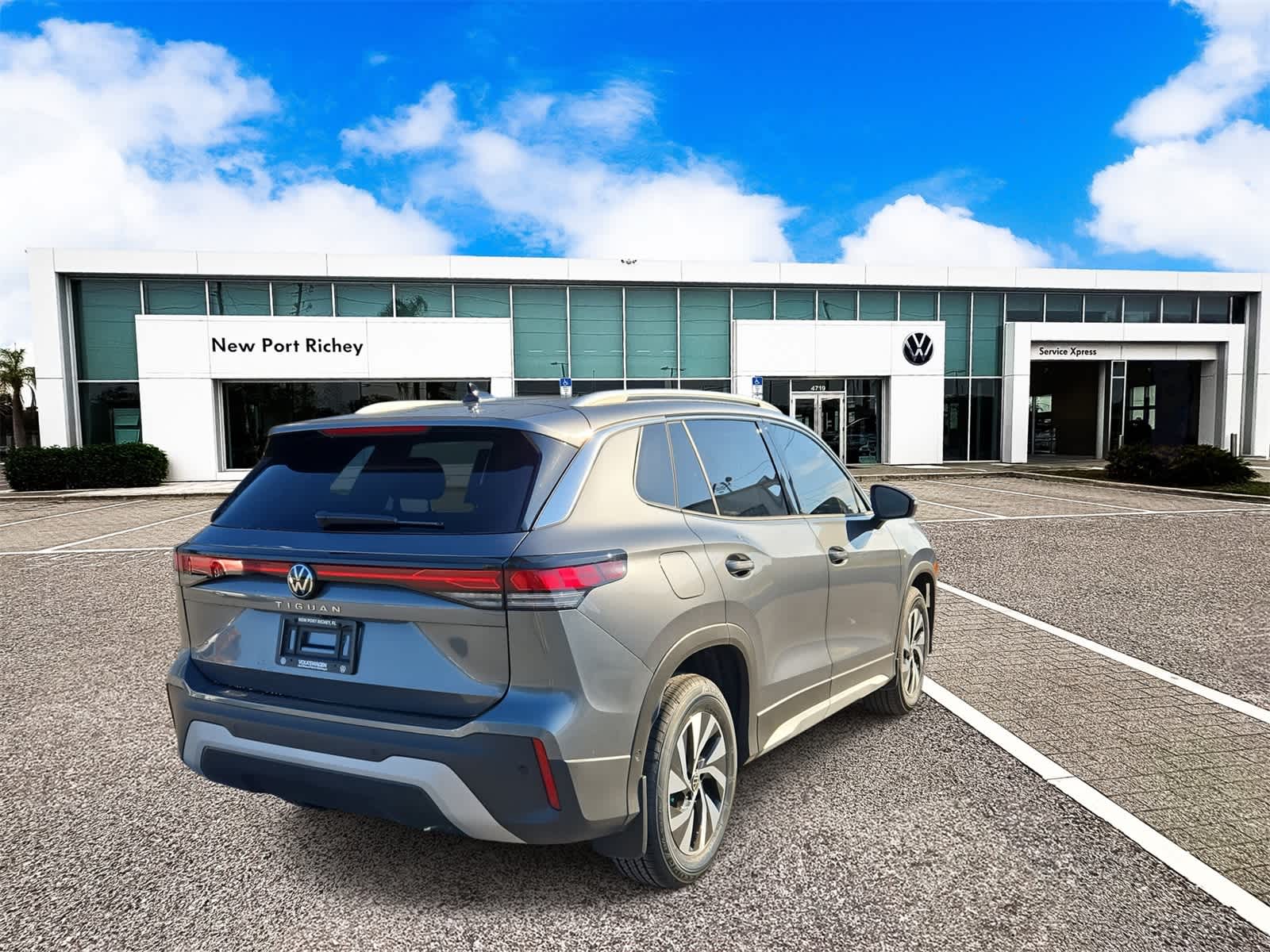 Thumbnail: 2025 Volkswagen Tiguan - 8