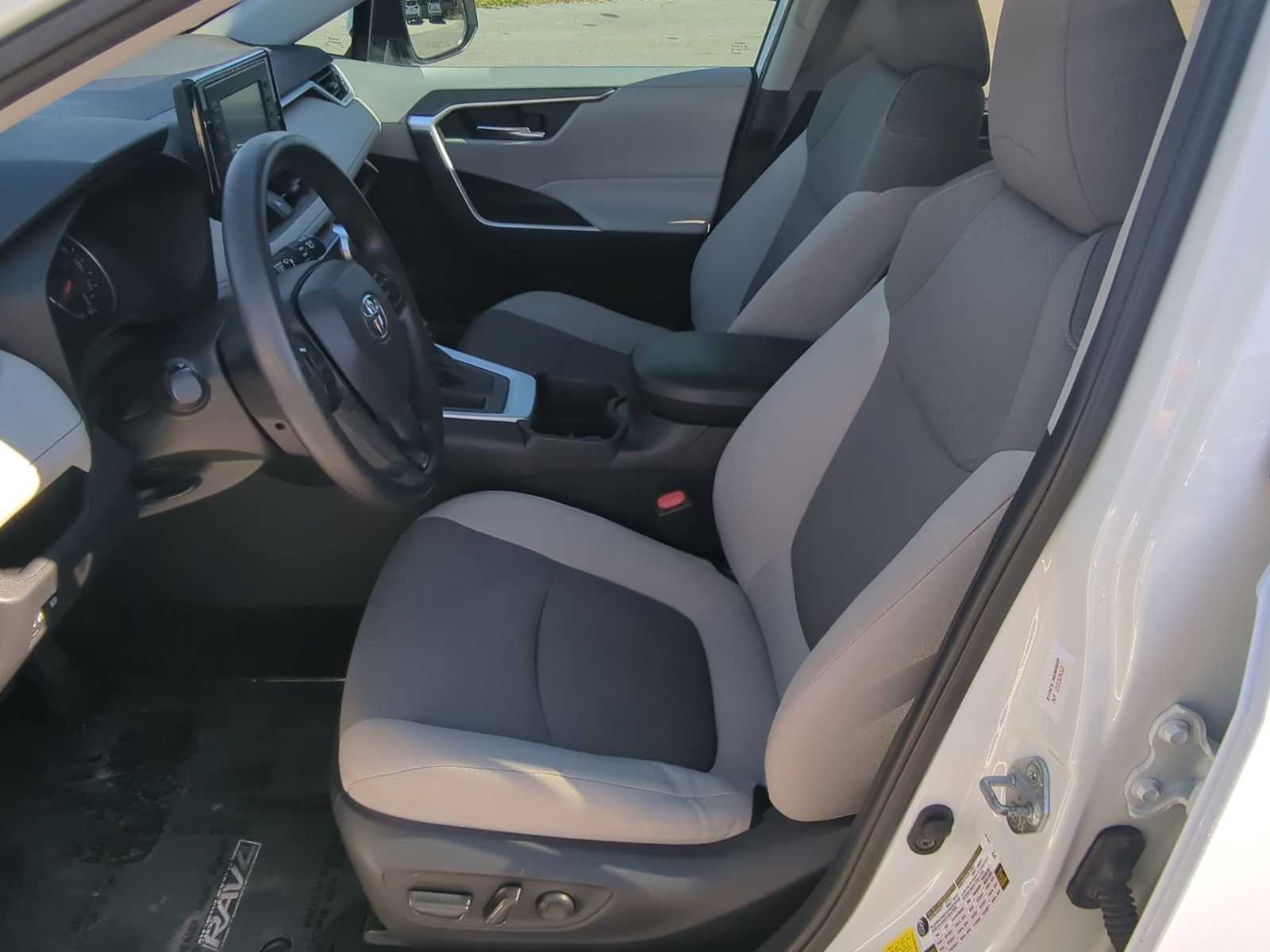 Thumbnail: 2022 Toyota RAV4 - 17