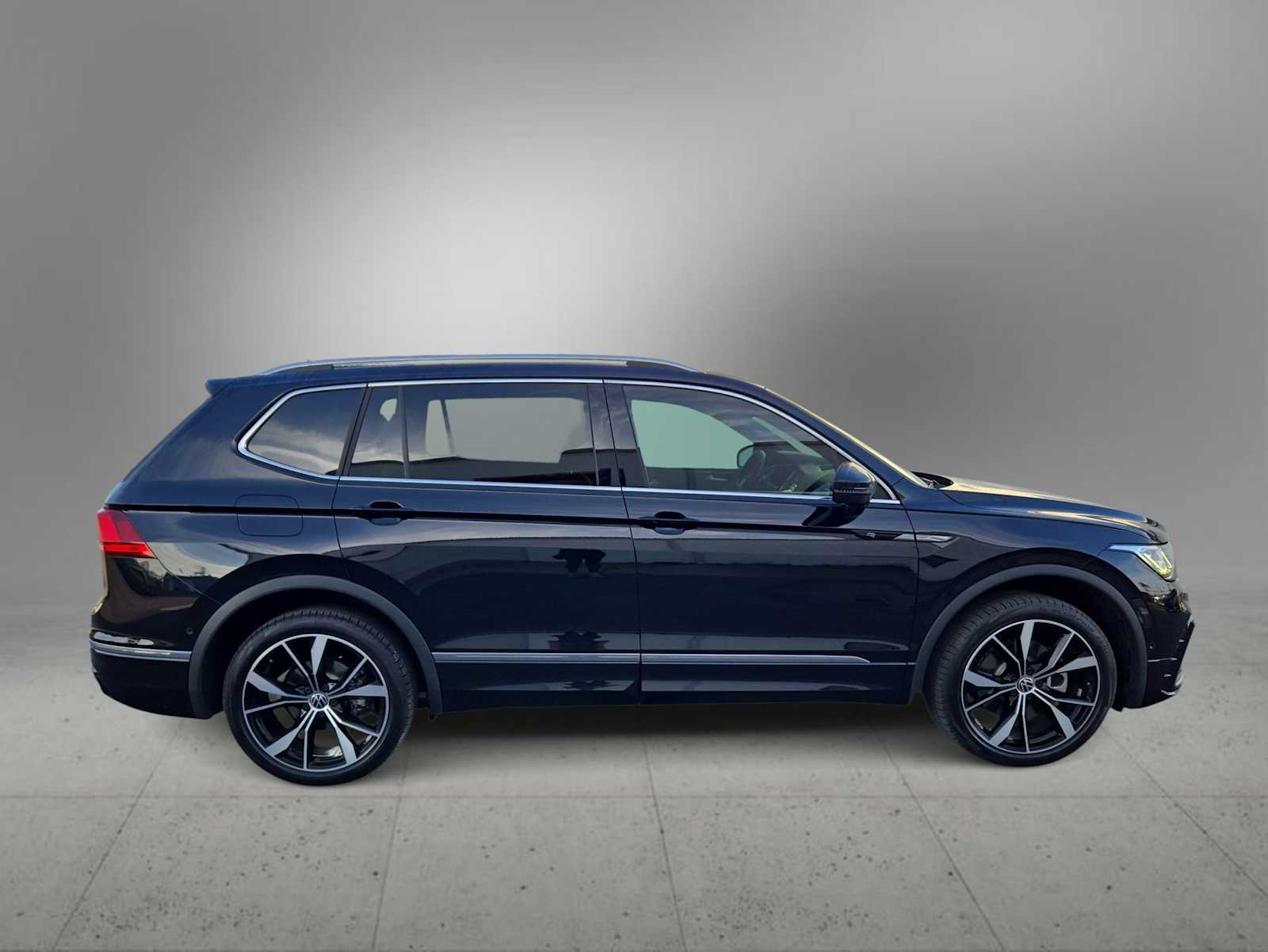 Thumbnail: 2023 Volkswagen Tiguan - 9