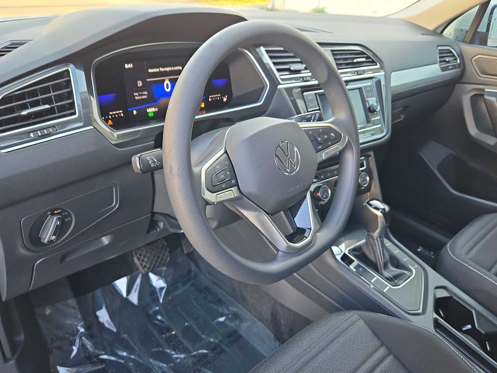 Thumbnail: 2023 Volkswagen Tiguan - 10