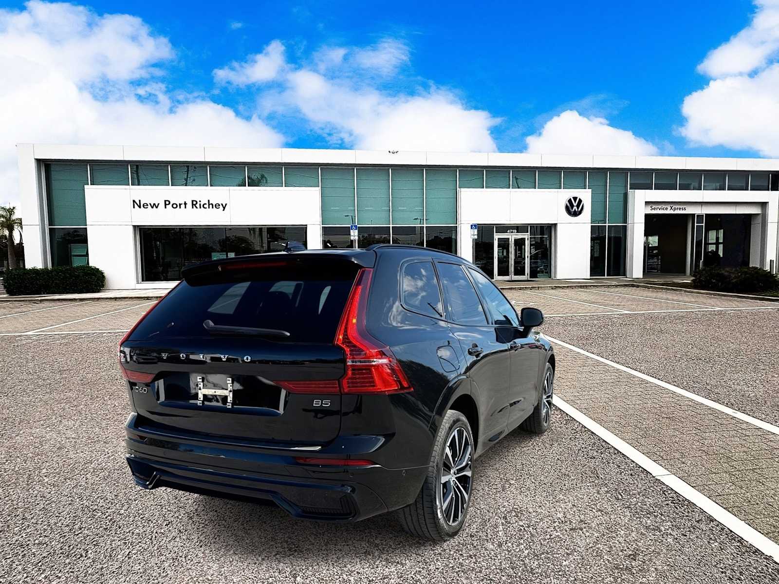 Thumbnail: 2023 Volvo XC60 - 8