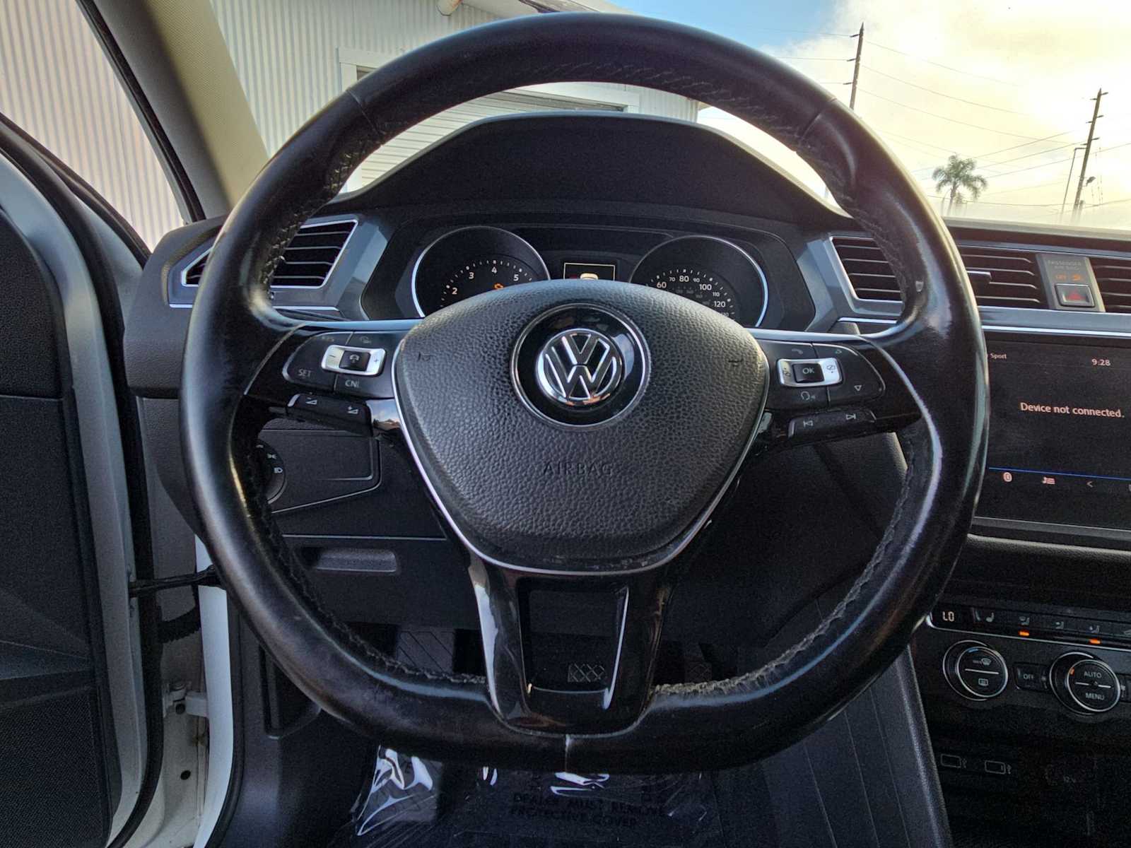 Thumbnail: 2018 Volkswagen Tiguan - 21