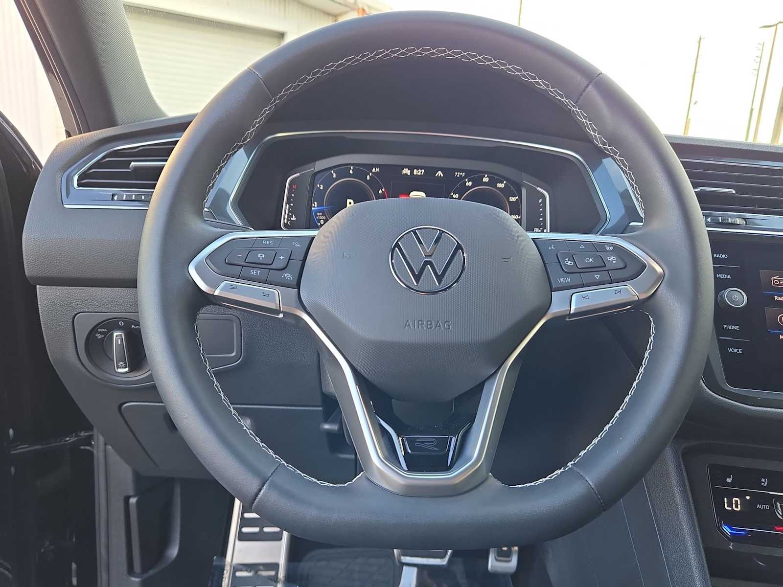 Thumbnail: 2023 Volkswagen Tiguan - 21