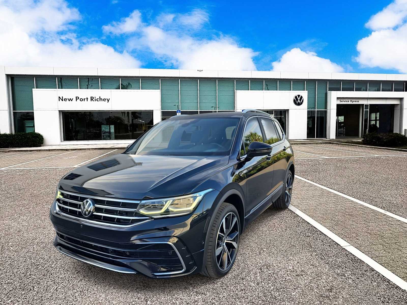 Thumbnail: 2023 Volkswagen Tiguan - 4