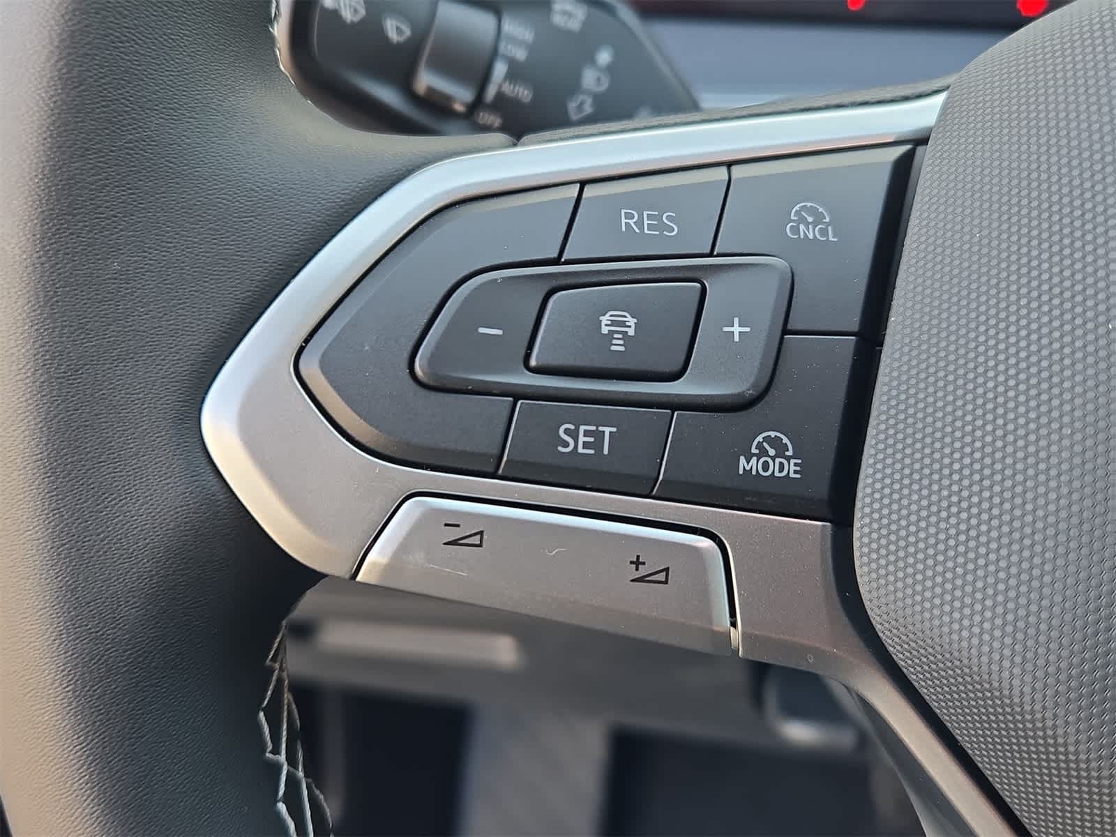 Thumbnail: 2025 Volkswagen Tiguan - 24