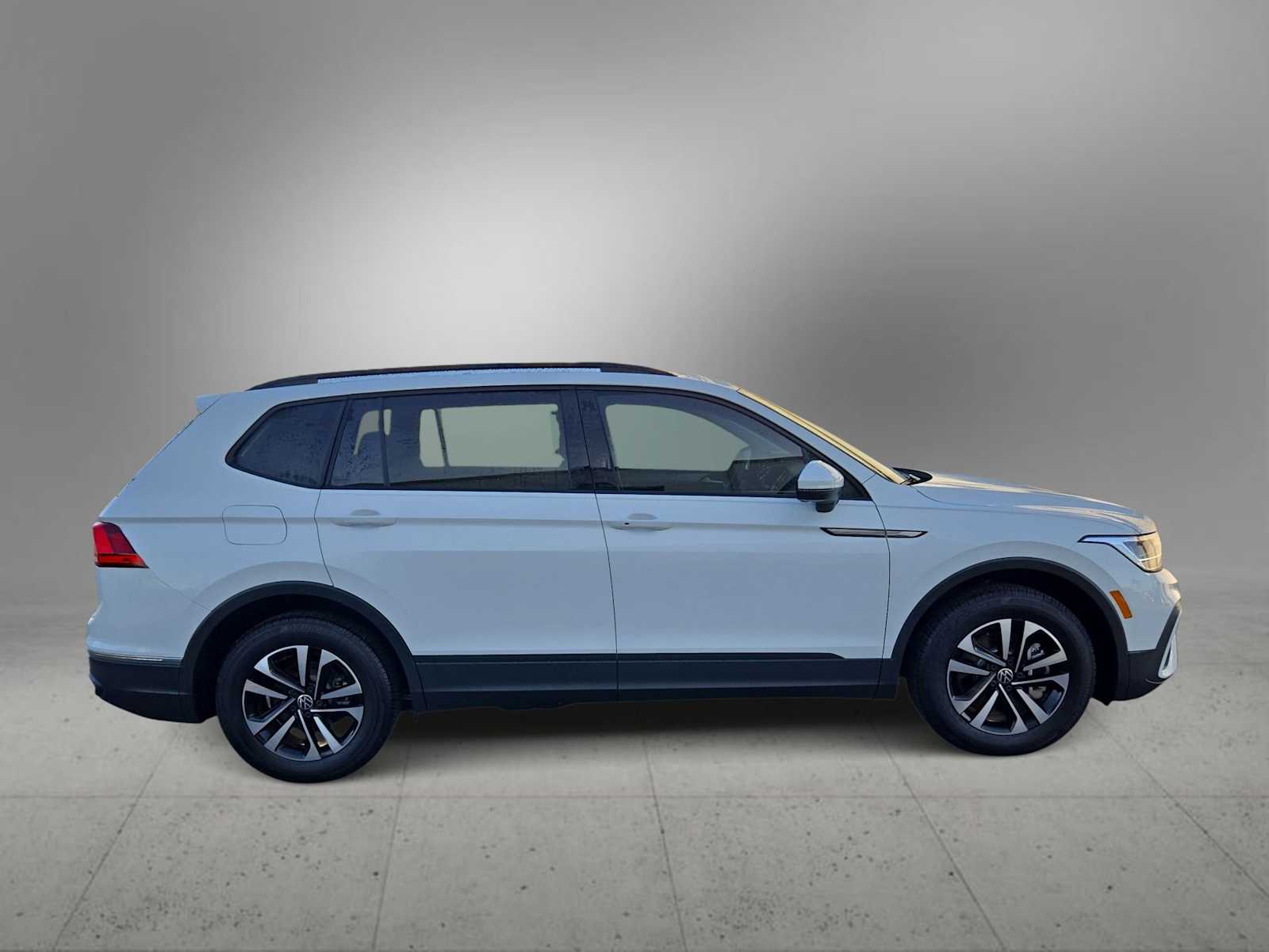Thumbnail: 2023 Volkswagen Tiguan - 9